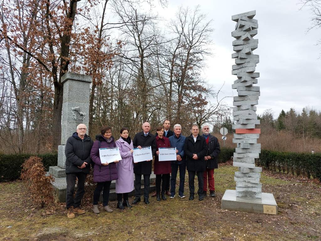 Gemeinsames Gedenken bei Außenlager-Stele in Gunskirchen anlässlich Holocaust-Gedenktag 2024