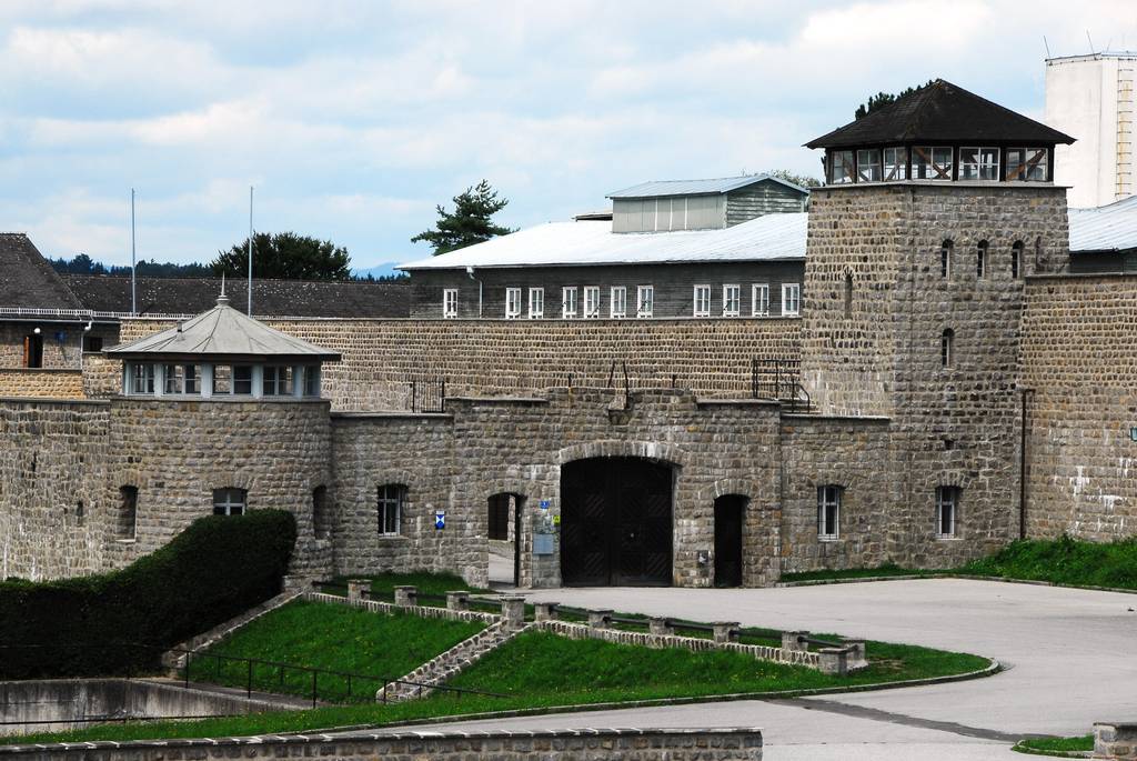 Beschmierung des niederländischen Denkmals an der KZ-Gedenkstätte Mauthausen